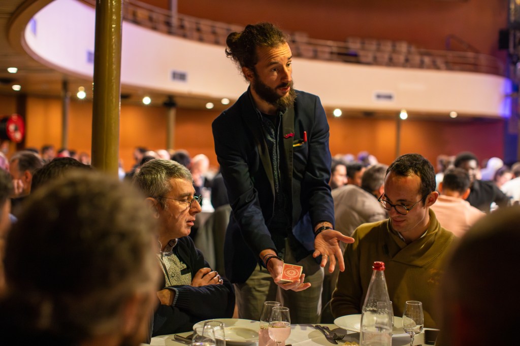 Magicien Raphaël KLEIN Illusionniste Mentaliste Spectacle Nantes