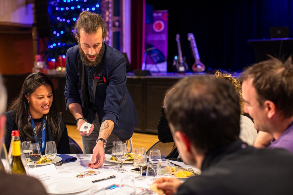 Magicien Raphaël KLEIN Illusionniste Mentaliste Spectacle Close -up