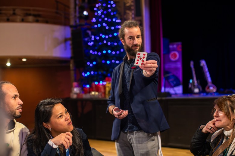 Magicien Raphaël KLEIN Illusionniste Mentaliste Spectacle