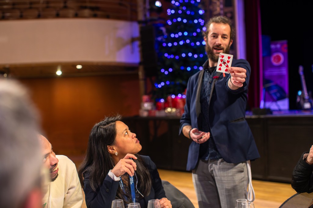 Magicien Raphaël KLEIN Illusionniste Mentaliste Spectacle Loire Atlantique Nantes